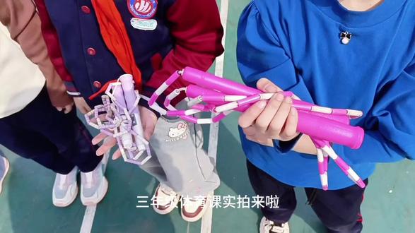 三年级体育课实拍!
两队女生展示跳绳,不同跳绳用出来的效果完全不一样~
节奏、速度、稳定性差别超明显!
好几位同学水平已经接近中考体育跳绳满分线!
选对工具和方法+坚持训练,进步真的看得见!
为认真努力的孩子们点赞👍
#小学体育 #三年级跳绳 #中考体育 #体育课日常 #慢悠悠的云