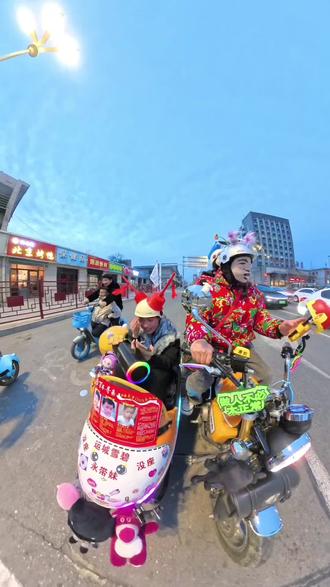 儿子18岁生日,代表你成年了。老妈给按排的特殊生日祝福。