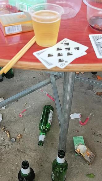#适合聚会喝酒时玩的棋牌游戏推荐 #喝酒扑克 #起啤酒 #农村酒席 #喝酒扑克牌的玩法大全
