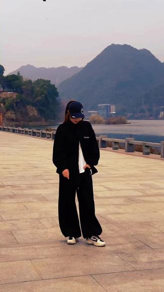 人间江湖客,不叹流年逝,一杯浊酒敬过往,一身做骨走四方!
曳舞打卡《江湖客》#支持本土原创 @读人老师新舞🔥🔥🔥🔥🔥火爆全网