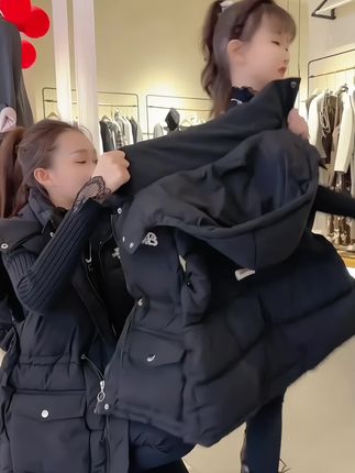 女孩子的风格不要圈的太死,可爱的, 休闲的,复古的……总之各种风格都要尝试一下 趁着娃还小可劲打扮! 把自己小时候没有的都给她#马甲 #生女儿就是用来打扮的