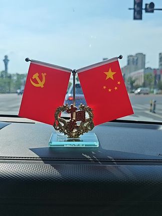 如果情怀有颜色,那一定是中国红!车内装饰新国风!#车载红旗摆件 #汽车装饰 #国旗摆件满满的爱国之心 #五星红旗迎风飘扬