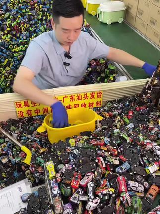 五十只金属回力车带箱发货。五十只金属回力车带箱发货