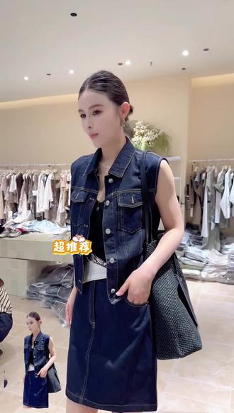 【格子家】夏季显瘦牛仔无袖马甲短裙套装加丝巾三件套#每日分享 #遮肉显瘦 #完美身材 #修饰 #dou上热门