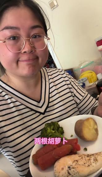 产后一年!高食欲人挑战CPB饮食一周第一天记录!(西兰花胡萝卜鸡胸肉土豆鸡蛋)今天练了肩膀,肩膀酸酸的!明天继续加油,明天见咯#这是真正的硬菜 #减脂 #减脂食谱