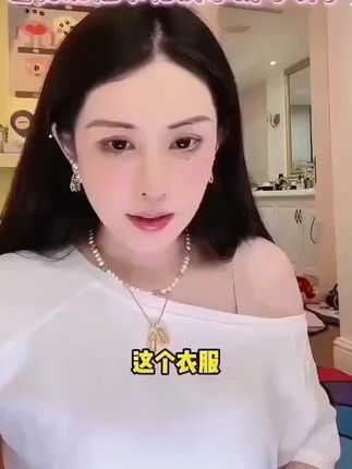 韦雪同款白色斜肩t恤女2025夏秋宽松显瘦遮肉一字肩辣妹上衣#夏季新款#显瘦穿搭 #秀出好身材#淘淘优品👑@DOU+上热门