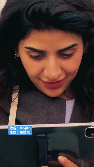 Mojito - 歌名:Mojito
- 主唱:周杰伦
- 作曲:周杰伦
- 作词:黄俊郎
- 发行时间:2020年6月12日(单曲),后来收录2022年专辑《最伟大的作品》
完整歌词:
麻烦给我的爱人来一杯Mojito
我喜欢阅读她微醺时的眼眸
而我的咖啡 糖不用太多
这世界已经因为她甜得过头
没有跟她笑容一样浓郁的雪茄
就别浪费时间介绍 收起来吧
拱廊的壁画 旧城的涂鸦
所有色彩都因为她说不出话
这爱不落幕 忘了心事的国度
你所在之处 孤单都被征服
铁铸的招牌 错落着就像
一封封城市 献给天空的情书
当街灯亮起 Havana 漫步
这是世上最美丽的那双人舞
缤纷的老爷车 跟着棕榈摇曳
载着海风 私奔漫无目的
古董书摊漫着时光香气
我想 上辈子是不是就遇过你 Yeah
喧嚣的海报躺在 慵懒的阁楼阳台
而你是文学家笔下的那一片海
麻烦给我的爱人来一杯Mojito
我喜欢阅读她微醺时的眼眸
而我的咖啡 糖不用太多
这世界已经因为她甜得过头
这爱不落幕 忘了心事的国度
你所在之处 孤单都被征服
铁铸的招牌 错落着就像
一封封城市 献给天空的情书
当街灯亮起 Havana 漫步
这是世上最美丽的那双人舞
铁铸的招牌 错落着就像
一封封城市 献给天空的情书
当街灯亮起 Havana 漫步
这是世上最美丽的那双人舞