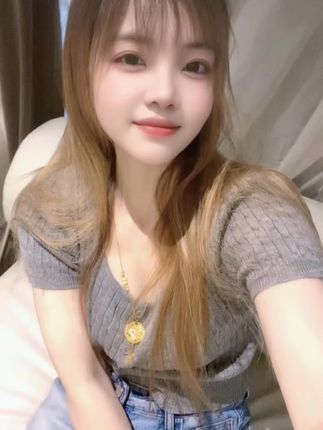 我并不好,一个刀子嘴豆腐心,还死犟死犟的性子,嘴硬心软常说反话,转身就失落的人,我改不掉生气、委屈就不说话,一难过就不吃饭的毛病,永远都是先惩罚自已。像我这样多愁善感,不开心永远挂在脸上,能留在我身边陪我到最后的一定是世界上最好的人