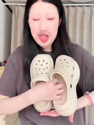 来两双 新款百搭厚底洞洞鞋女夏外穿包头拖鞋防滑软底增高踩屎感#洞洞鞋女 #好鞋推荐 #爆款热卖中 #超便宜超划算