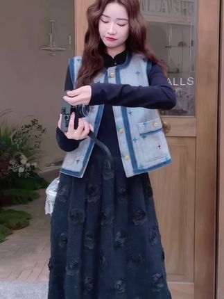 2025秋,法式小香风套装把轻奢感穿得刚好  宝子们,这套两件套是气质优雅!撞色马甲带着小香风的精致,织纹细腻显贵气,立体玫瑰装饰是点睛,浪漫又不浮夸,叠穿超有层次。  连衣裙版型修身不紧绷,长度过膝显端庄,与马甲撞色呼应,整套和谐又吸睛,走动时裙摆轻晃,法式的优雅藏在细节里。  秋季穿刚好,搭短靴是精致约会风,配平底鞋添随性,轻奢感不刻意。不用费心搭配,一套搞定聚会通勤,轻松穿出骨子里的贵气与浪漫~  #2025秋季新款 #法式小香风 #撞色马甲套装 #立体玫瑰连衣裙 #轻奢气质穿搭