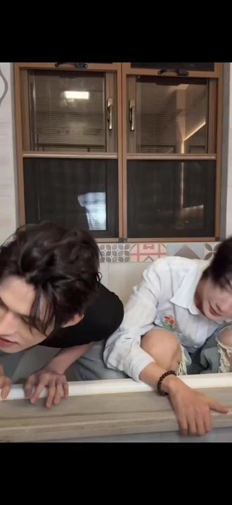 郝老师这声宝宝好温柔啊,以及谁家cp在浴缸直播啊,俩人跟带孩子似的。#郝熠然 #云旗