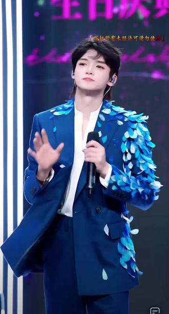 圣诞节快乐#雪下的时候@昊艺💛星城12月24日13:30生日庆 #抖音美好惊喜夜