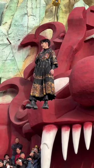 带着十万人来攻打万岁山了 ~精彩 视频忘发了 还能热门不 我丢 #我带着十万人#守国门#高迪#人山人海太热闹了 #演出现场拍摄 @精彩高迪