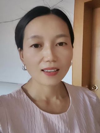 容易卡粉脱妆、爱出油出汗的姐妹就用这个日不落持妆精华粉底液,不用定妆也可以持妆一整天。我是自己测试过的,不然也不敢推荐给你们。每次半边脸来一小泵就可以了,因为里面含有成膜因子,所以要给他快速拍开,上脸特别的细腻服帖。轻松打造奶油肌,遮瑕效果也是杠杠的,还防水防汗不脱妆,而且还给他送了一个粉扑和两个试用装,两个节油,还有七天无流和运费险,想要一整天不脱妆不氧化不暗沉的姐妹就用它!