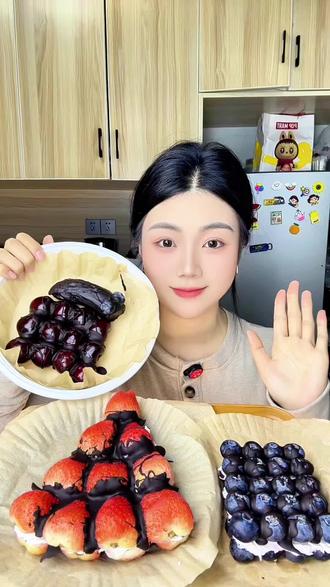 车厘子草莓 蓝莓 香蕉 ➕干耶酸奶巧克力砖 #高端水果 #强烈推荐 好吃到不知天地为何物了~#吃起来