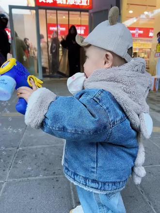 除夕日的小确幸✨ 在赵一鸣门口,浩宇解锁了人生第一次与外国友人的互动。没有语言障碍,只有泡泡枪里飞出的快乐。感谢俄罗斯一家三口的温柔回应,临别时那句“新年快乐”,是今年收到最特别的祝福。