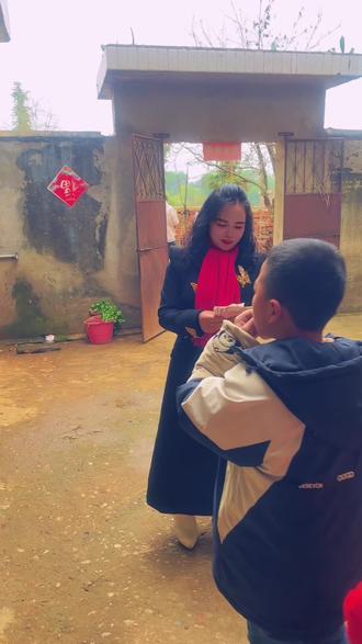 ❤️初二回娘家,
红包🧧传心意。不求大富大贵,
只愿:岁岁平安,㊗️仔子和外甥们:
一马当先,学业有成;
策马扬鞭,前程似锦🎊🎊🎊