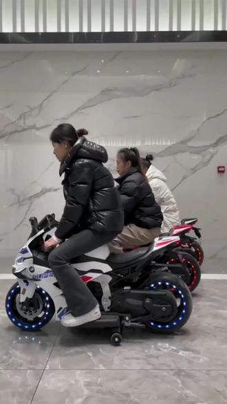 儿童电动摩托车可坐人充电两轮电动车男女小孩电瓶玩具机车#送给孩子好玩的礼物 #小孩子的快乐总是那么简单 #机车 #电动车 #摩托车