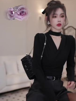 姐妹们,这个挂脖打底真的太绝了!它做的是这种挂脖的设计,显得咱们的锁骨很好看,而且还是这种双层的,冬天穿起来就很保暖。它是这种修身的版型,但是又不会很勒肉,弹力也是很大的,微胖的姐妹也可以放心去穿,穿上之后真的是又纯又欲的感觉,我真的爱惨了!#上衣#打底衫#显瘦上衣#时尚上衣#时尚穿搭