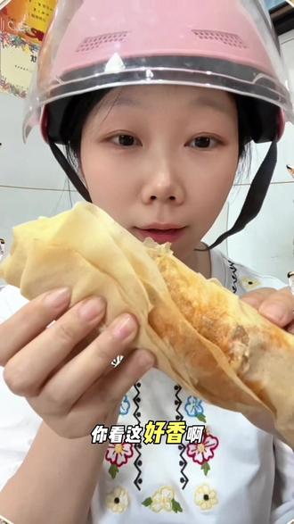 来挑战吃山东煎饼,一点也不硬,你看👀与辉同行山东行买的#谷小包面包煎饼 软而有嚼劲 香#波尼亚青岛老火腿 肉质紧实嫩而不柴 香 #骄启松茸酱 拌饭拌面拌煎饼 绝#与辉同行山东行 #与辉同行 @DOU+上热门