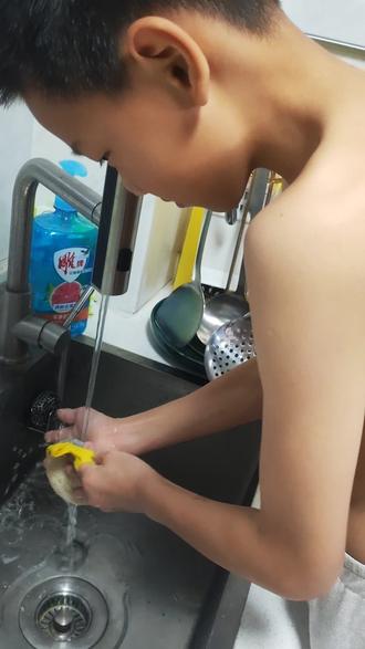 一直刷到#麻糍 的视频,馋了很长时间,买了点糯米粉开做。在我的指导下,我家主力队员终于成功做成了#麻糍皮 ,应他要求,发个抖音夸夸他,今天虽然干活的时间比较长,但最终也是吃上了#漂亮饭 ,完美的一天。忘了说,还有#自制水果捞 #自制果冻 至于麻糍为啥没奶酪,因为吃不了那么多,怕浪费😂