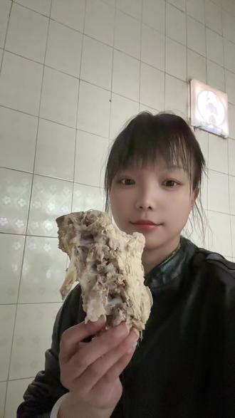 人间烟火处,年味渐浓时。岁岁常欢愉,事事皆顺心。炸东西过大年,炸出金马奔腾势,包出阖家幸福年。2026,我们家的年味,主打一个“香”!