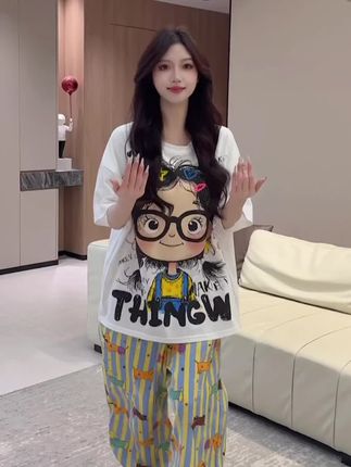 里面有胸垫,挂空挡也没事,裤子是萝卜裤带裤兜,小个子高个子都能穿,大T能盖屁股,穿着超舒服