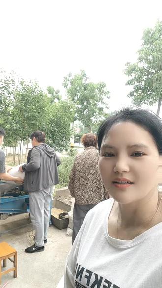 榨小菜的工艺流程:1清筛2螺旋压榨3真空过滤4凉油冷却5罐装
#新油出炉 #现榨纯油 #油的制作过程 #纯天然无添加油 #菜籽油出炉
