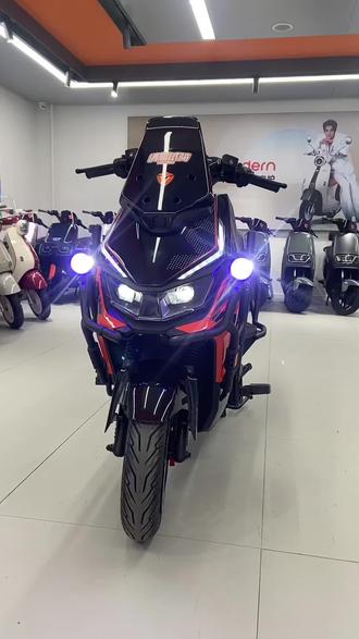 雅迪锐影Ultra
高性能强动力电机
GPS定位 电子围栏
TCS HDC 坡道驻停
蓝牙音响 投屏导航
爆闪大灯 急刹爆闪
