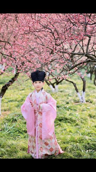 春晚汉服明制道袍穿搭介绍!
太高兴了,春晚汉族终于穿上了汉服,56个民族小朋友齐聚一堂。56个民族,56朵花。周深演唱的《吉量》太好听了!
#汉服 #明制汉服 #道袍 #春晚 #吉量