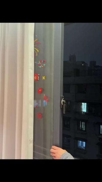 有过去年的教训,今天的窗花我是做足了攻略!
不单要还看,还一定要不留胶的才可以。我选的这个是吸附的拆卸就很方便,关键价格颜值双双在线,趁快递还没停,姐妹们抓紧冲!#窗花 #过年氛围提前搞起来了 #颜值 #年味