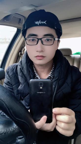 #我有一事不明 #虚假配置 #手机摄像头 #假摄像头 #凑数摄像头 手机的外观明明是有三颗摄像头的,为什么拆机之后只有一颗摄像头可以用……