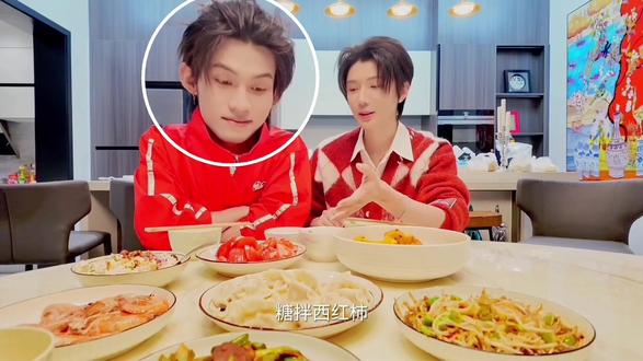 天呢,谁还能比普普更宠云旗呀? 前面介绍的几道菜,都有技术含量,接着介绍云旗的糖拌西红柿,居然用上了重磅嘉宾,小孩子都能做,就因为是你家小孩做的吗?
云旗第一筷子夹给普普,普普说谢谢好可爱呀,才嚼了两口重磅嘉宾,就夸张的夸:好吃,真的很好吃,你看看他都乐成啥样了,你还夸他,会颠勺的夸会撒点糖的,就因为他撒的糖甜吗?
云旗说你又背着我包了个水饺,如果再调一种馅,云旗肯定就知道了,不算背着,是普普单独给云旗包了一个带硬币的水饺吗
普普呀,你就宠他吧
#云熠cp