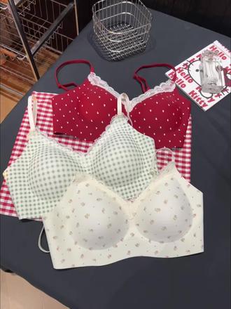 哇塞!蕉茂家这个敲可爱的舒芙蕾小碎花调整型内衣现在这个价到手两件~关键好穿又好看,少女感十足~#贴身衣物 #谁穿谁好看 #面料柔软舒适 #超便宜超划算 #舒适文胸