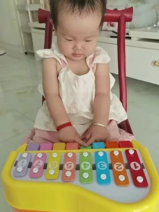 #自己玩的不亦乐乎 儿童手动钢琴锻炼脑力和手部发育!