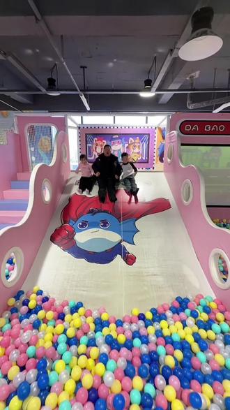 邓州宝妈遛娃别乱冲!新田360三楼的大堡礁欢乐世界才是真香地!26.8就能一大一小畅玩淘气堡一整天,9.9还能拿下25个游戏币。海洋球池、蹦床、赛车、抓娃娃全安排,娃玩到不想走,宝妈直接解放双手~#邓州遛娃 #新田360好去处#假期游玩打卡 #亲子游玩好去处 #邓州小将