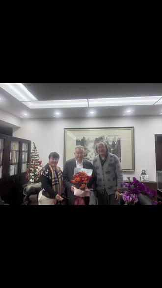 李可染画院院长 李庚先生
艺术家夏野老师
两可斋编辑 画家 子善
《历史从这里走过》——大运河文化主题创作徐州段1.5米X10米长卷创作
夏野老师主笔 子善设色合作完作#书画人生 #手艺人在抖音 #名人字画收藏 #中华传统文化 #书画交流