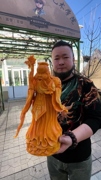 手艺人用南瓜雕刻寿星 . 长寿安康:寿星是中国传统神话中的长寿之神,雕刻南瓜象征着对健康长寿的美好祝愿。
2. 吉祥富贵:南瓜本身具有丰收、富足的象征意义,雕刻成寿星形象后,进一步强化了吉祥富贵的寓意。
3. 传统文化:寿星是中国传统文化中重要的吉祥符号,常用于节日装饰、礼品等场合,代表着对长辈的尊敬和祝福。