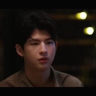 其实Night只是想要有人爱他😭 总是故作坚强一个人默默难受,活在愧疚自责没人爱没人疼的环境里。
妈妈更喜欢优秀的羽毛球运动员弟弟,Night长期被忽视
,因此叛逆酗酒开酒吧,总是弟弟来收拾烂摊子,幼稚不成熟,弟弟接喝醉的哥哥回家路上争吵出车祸,导致弟弟失明,事业尽毁。
妈妈责怪他没有照顾好弟弟,弟弟失明后更是一心扑在弟弟身上。Night在这个家完全就是外人,没有人在意,妈妈怪他,弟弟怨他。因愧疚,改邪归正成熟起来,笨拙的照顾弟弟,却被弟弟误解成在妈妈面前装乖博关注好取代他这个"残疾人"
弟弟曾经问哥哥"为什么妈妈只宠我?"哥哥说因为弟弟小时候很爱哭,其实不然,哥哥才是内心最脆弱的那个人,弟弟也知道这点。所以在眼睛看不见的情况下也知道哥哥在偷摸着哭。最后有个细节(我没剪出来)就是,弟弟故意问"有人哭了吗?",哥哥否认"没有,我没有哭",弟弟笑骂了一句"爱哭鬼"。自从弟弟出事之后,哥哥就喜欢用强硬的外壳包装自己假装成熟,难过的事情总是一个人在消化。在妈妈和弟弟主动亲近的时候,他终于撑不住了,又变回那个小时候最爱哭的人😭
#不曾遗忘的暮色 #马马酱 #亲情