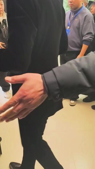 世界冠军赵心童抵达kst台球俱乐部,真的好帅