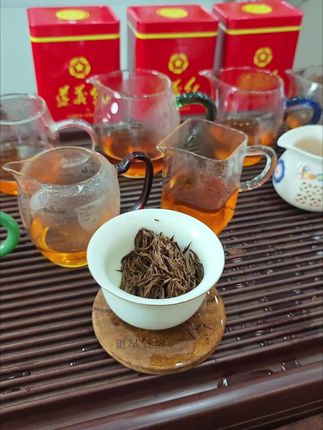 喝过这遵义红茶,其他的都成将就! 家人们,这才是好红茶该有的样子!干茶黄褐相间,金豪丰富,一泡开就飘出浓得化不开的蜜香,还裹着清新花香。汤色橙红透亮,入口丝滑甘甜,回甘超明显。喝一口就被圈粉,爱喝红茶的宝子,这波闭眼冲不亏!#遵义红茶yyds #蜜香红茶推荐 #好茶分享 #茶系慢生活 #红茶爱好者