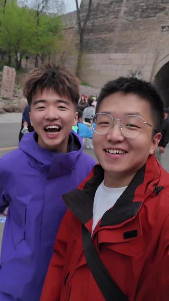 Vlog|和退役战友爬长城之我的墨镜和他的支架分别落在长城和高铁上的一天🚶
#vlog #长城 #战友 #已退役 #退役复学大学生