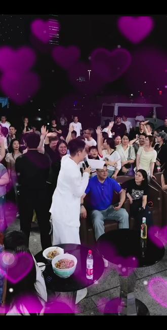 二小姐深情演绎《阿刁》,歌声里藏尽人间风骨
舞台之上灯光缓缓铺展,贵阳二小姐一身从容姿态开嗓翻唱经典《阿刁》,没有刻意炫技的唱腔,只用满含故事感的嗓音,把这首歌里的倔强、孤独与坦荡层层剖开,沉浸式演绎直击听众心底。前奏轻响时,她神情沉静内敛,瞬间带入歌曲苍凉悠远的意境。开口第一句便拿捏住阿刁漂泊无依的宿命感,声线浑厚又带着细腻柔感,低沉处似晚风掠过山野,沙哑质感揉碎了岁月沧桑,将藏在大山深处、历经世事磨难的女子形象缓缓勾勒出来。唱到诉说身世与坎坷经历的段落,二小姐情绪层层递进,语气里裹着心疼与共情。她弱化了悲戚哭诉,转而唱出阿刁骨子里的坚韧,哪怕一生颠沛流离、受尽冷暖磋磨,也从未向命运低头。咬字沉稳有力,每一句歌词都饱含分量,把小人物身处苦难,却依旧心怀纯粹善良的模样诠释得淋漓尽致。高潮段落爆发力十足,嗓音骤然舒展开阔,高亢却不刺耳,满腔情绪尽数释放。将阿刁不卑不亢、不惧世俗眼光,自由洒脱活在天地间的傲骨尽情展现,沧桑唱腔搭配饱满情感,仿佛亲眼看见那个迎风而立、不屈不挠的身影。收尾曲调缓缓回落,歌声慢慢归于平缓温柔,褪去激昂,余下淡淡释然。二小姐用极具感染力的演绎,跳出单纯模仿的框架,以自身独特唱腔赋予《阿刁》全新灵魂。一曲唱罢余韵悠长,她以深情共情诠释歌曲内核,既唱出漂泊人生的万般不易,也颂赞绝不妥协的生命力量,韵味绵长,越听越触动人心。