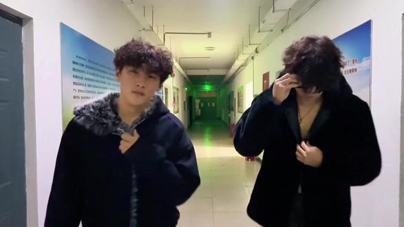 小皮裙 大波浪 一扭一晃真像样~#御姐#男大