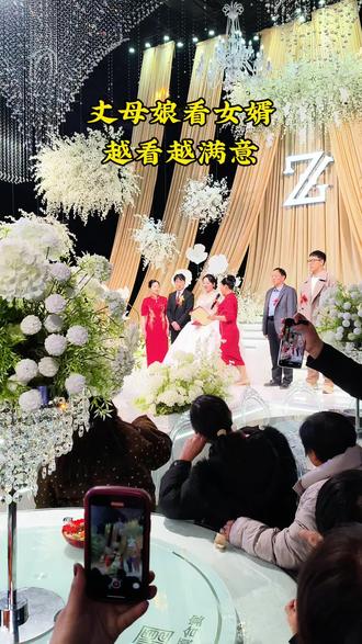 非常有魅力的丈母娘 昊睿顺合宴的婚礼堂太给力啦!非常出片,音响效果拉满,仪式感满🈵!丈母娘讲话!家有喜乐事,相聚顺合宴!#婚礼现场 #用抖音记录人生 #昊睿顺合宴 #婚礼主持人至尊宝 #社旗婚礼场地 @抖音热点 @周新一(顺合宴)烩面社旗宴 @赊店镇昊睿食府