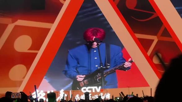 #李荣浩说今天好冷呀,问全场我们这有啥好吃的呀,回去就点外卖,全场答:东坡肉,我不能吃辣,这个辣吗,全场说:不辣,这是可以当宵夜的吗,全场说,是的,哈哈😄#稻花香活力之光演唱会 黄冈站