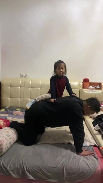 站在爸爸肩膀上拍照简易版#与女儿的日常