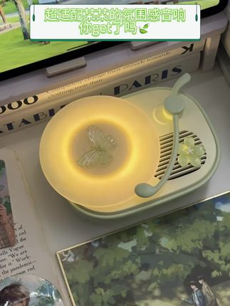 疯狂心动!18岁生日收到一份敲有氛围感的礼物! 搭配摆件diy也很美腻呢~随音乐转动🎵☺转盘表面大理石纹路加上氛围灯光,摆在书桌上氛围感拉满~,绿色的音响和某某简直是绝配啊!随便一摆就超级出片啦,还有蓝色粉色棕色可以选择,都超级美腻!质感很棒音质好绝360°立体声! 送人敲合适!夜晚打开小夜灯真的超级治愈❤️🩹!#好物推荐🔥 #强烈推荐 #生日礼物#蓝牙音响#某某