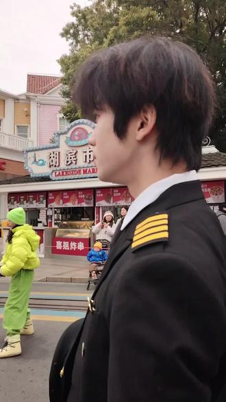 #上海欢乐谷 #宕机中 #超能元宝 #叫姐姐 此男不语,一味宕机ing……笑亖,到底是谁卡了?!!@超能元宝