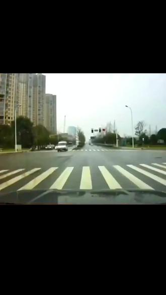 滨州车主!特种车辆闯红灯,合法还是违规?#闯红灯 #滨州 #法律咨询 #艾贝斯滨州律师事务所 #特种车辆